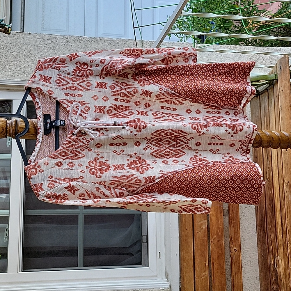 Lady's Long sleave blouse. Size PM. Very good condition.